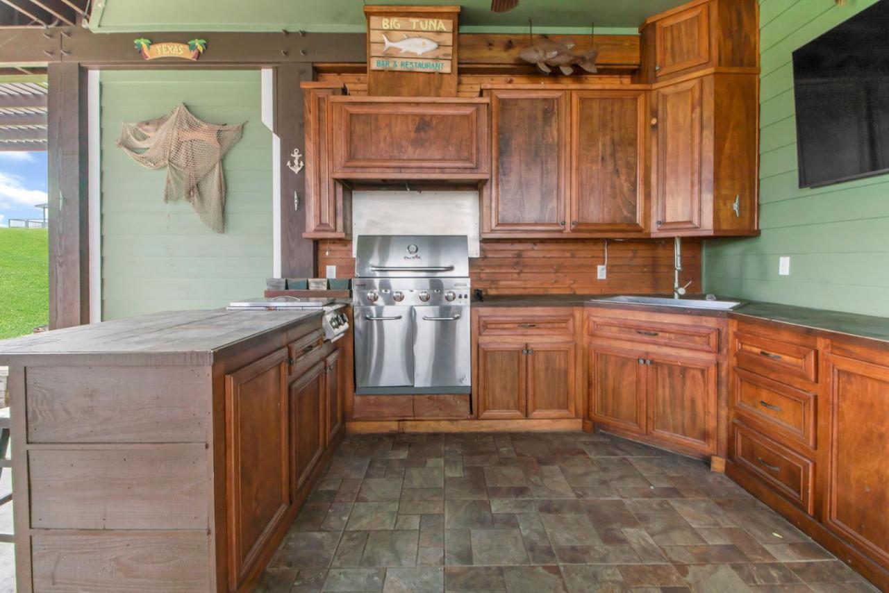 Luxury Waterfront Home Family And Pet Friendly Near Surfside Beach 11 Mins Freeport Ngoại thất bức ảnh