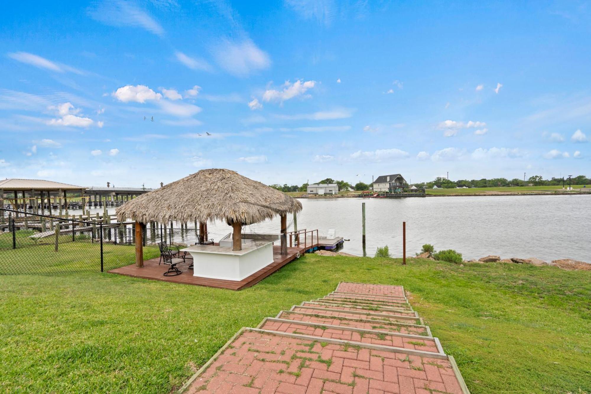 Luxury Waterfront Home Family And Pet Friendly Near Surfside Beach 11 Mins Freeport Ngoại thất bức ảnh