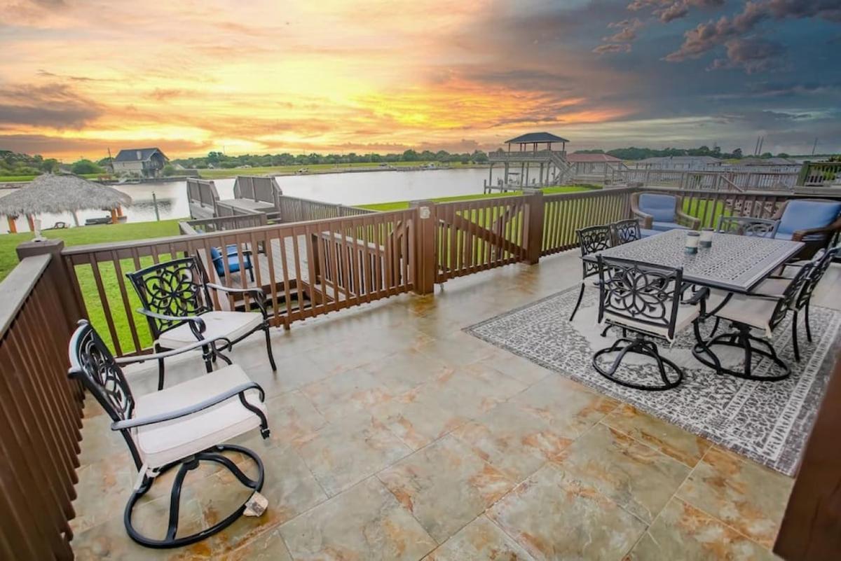 Luxury Waterfront Home Family And Pet Friendly Near Surfside Beach 11 Mins Freeport Ngoại thất bức ảnh